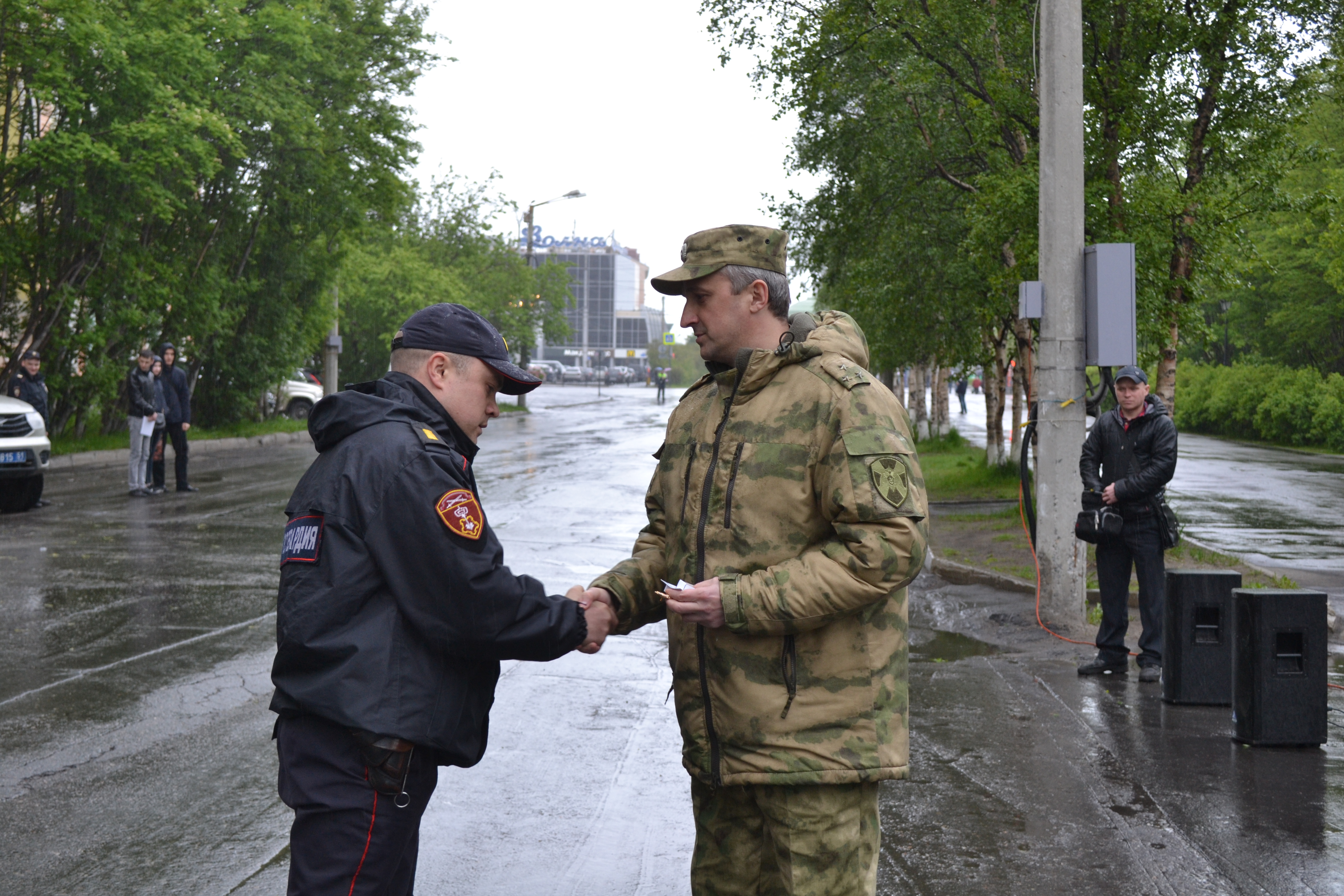 В Мурманске состоялся общегородской развод сил региональной Росгвардии и  полиции